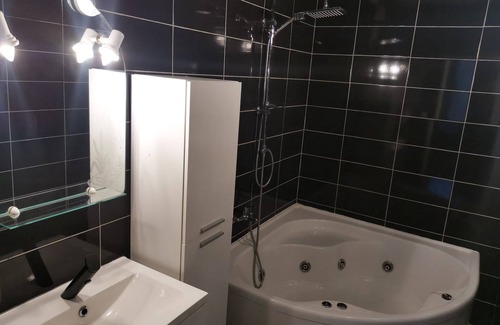 Charleroi Apartamento | Appartement Spacieux 3 Chambres Pour 6 Pers. à 2 pas du Centre + Parking