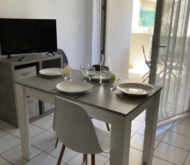 Les Arenes Apartamento | Appartement T2 lumineux et moderne avec parking - 4VOIL245 -