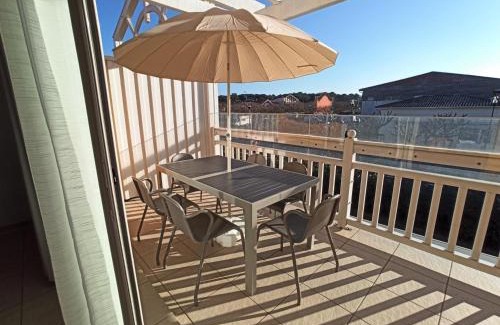 Biscarrosse Plage Apartamento | Appartement T2 Cabine avec Balcon, Parking Privé, à 250m de la Plage - Biscarrosse Plage - FR-1-521-154