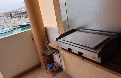 Frontignan Apartamento | Appartement T2 Frontignan-Plage, 6 pers, vue port, parking inclus - FR-1-785-17