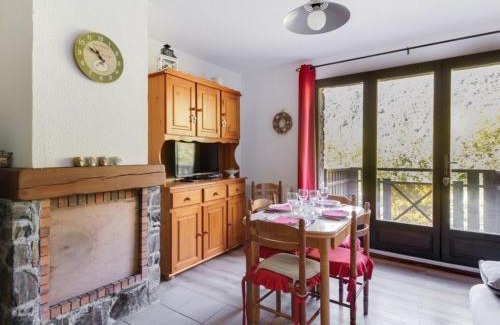 Esquieze-Sere Apartamento | Appartement T3 Duplex 6 Pers. avec Cheminée et Balcon à Esquièze-Sère - FR-1-402-70