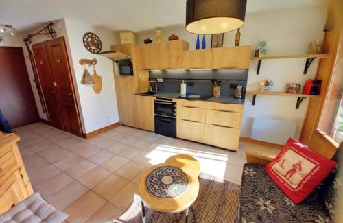 Samoens Apartamento | Appartement T3 rénové, lumineux, balcon et parking au centre du village de Samoëns - FR-1-624-73