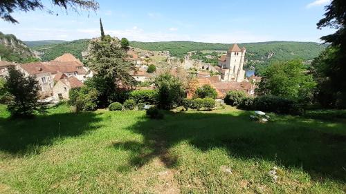 Saint-Cirq-Lapopie Casa | Appartements - Charme, jardin et vue imprenable en plein coeur de St-Cirq