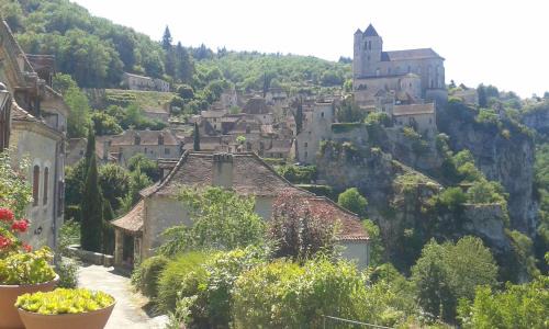 Saint-Cirq-Lapopie Casa | Appartements - Charme, jardin et vue imprenable en plein coeur de St-Cirq