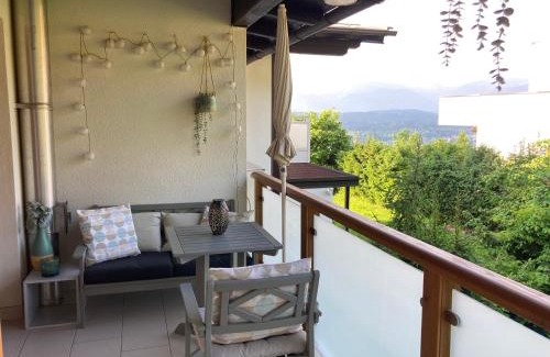 Velden am Worther See Apartamento | Appartment BERGE byTILLY - in den Hügeln über Velden - idyllische Waldrandlage - überdachter Balkon mit Blick in den Garten - 3 Autominuten ins Zentrum und zum Wörthersee - Carport - Waschmaschine & Trockner - WLAN - Smart TV