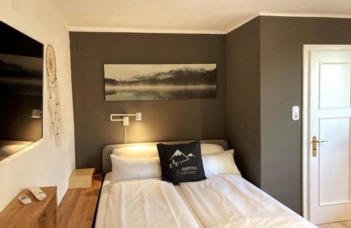 Velden am Worther See Apartamento | Appartment BERGE byTILLY - in den Hügeln über Velden - idyllische Waldrandlage - überdachter Balkon mit Blick in den Garten - 3 Autominuten ins Zentrum und zum Wörthersee - Carport - Waschmaschine & Trockner - WLAN - Smart TV