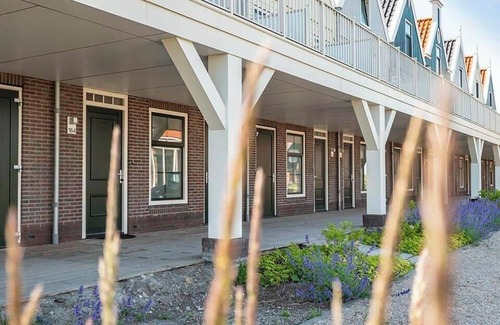 Uitdam Casa | Appartment with 6 bedrooms, 3 bathrooms and 2 balconies