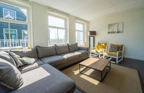 Uitdam Casa | Appartment with 6 bedrooms, 3 bathrooms and 2 balconies