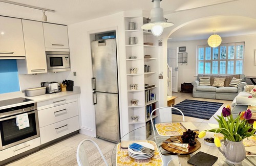 Netley Casa | Appealing centrally located home in the village of Seaview