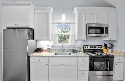 Fredericksburg Cabina | Appian Way Maltese Cottage 1 Bedroom Cabin by RedAwning