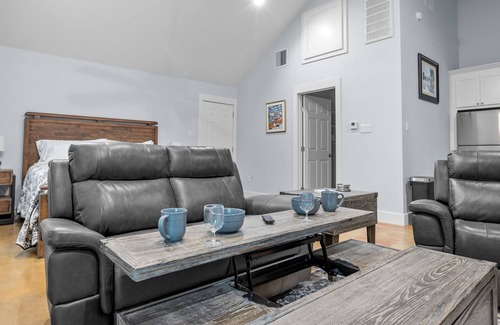 Fredericksburg Cabina | Appian Way Maltese Cottage 1 Bedroom Cabin by RedAwning