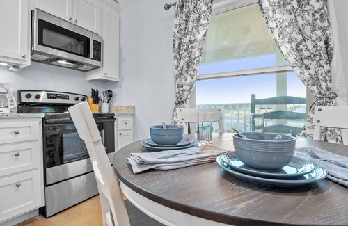 Fredericksburg Cabina | Appian Way Maltese Cottage 1 Bedroom Cabin by RedAwning