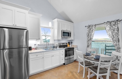 Fredericksburg Cabina | Appian Way Maltese Cottage 1 Bedroom Cabin by RedAwning