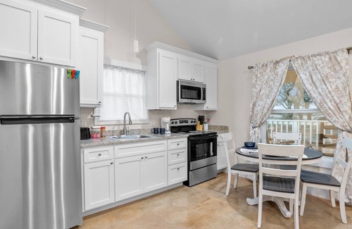 Fredericksburg Cabina | Appian Way Monte Carlo 1 Bedroom Cabin by RedAwning