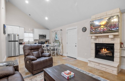 Fredericksburg Cabina | Appian Way Monte Carlo 1 Bedroom Cabin by RedAwning