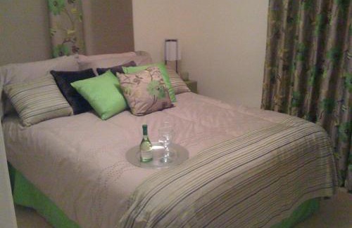 Harlington Casa | Apple House Guesthouse Heathrow Airport