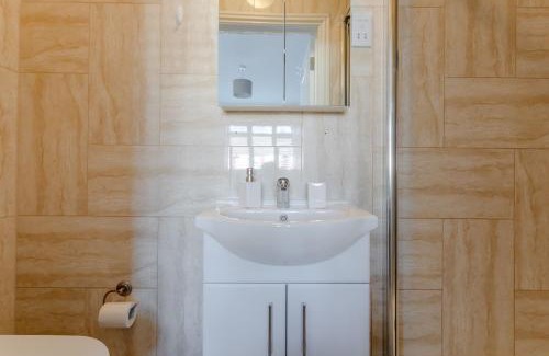Queensbury Casa | Apple House Wembley -Double Ensuite