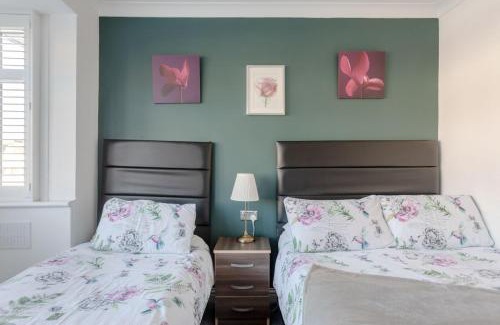Queensbury Casa | Apple House Wembley - Family room with shared bathroom