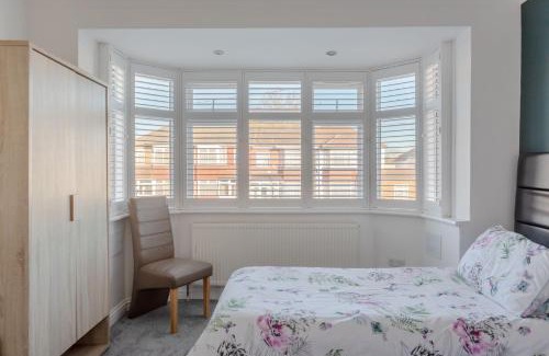 Queensbury Casa | Apple House Wembley - Family room with shared bathroom