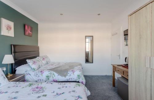 Queensbury Casa | Apple House Wembley - Family room with shared bathroom