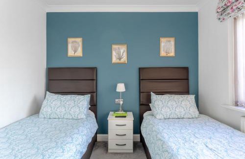 Queensbury Casa | Apple House Wembley Twin Room shared bathroom