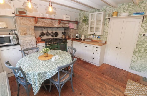 Gweek Cabaña | APPLE TREE COTTAGE, pet friendly, character holiday cottage in Gweek