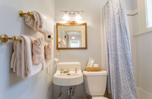 Lenox Hotel | Apple Tree Inn