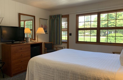 Fish Creek Hotel | AppleCreek Resort - Hotel & Suites