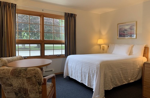 Fish Creek Hotel | AppleCreek Resort - Hotel & Suites