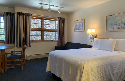 Fish Creek Hotel | AppleCreek Resort - Hotel & Suites
