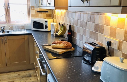 Appledore Cabaña | Appledore - Stables - A couples delight! One bed cottage with parking and wifi!
