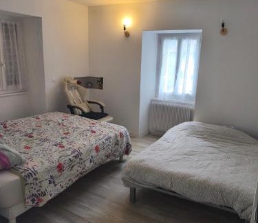 Cervens Apartamento | Apppartement dans maison avec terrasse plein sud , Netflix, parking et fibre