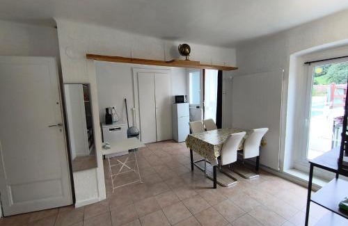 Cervens Apartamento | Apppartement dans maison avec terrasse plein sud , Netflix, parking et fibre