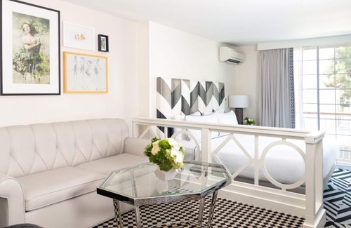 Norma Triangle Hotel | Appreciate the Beauty of Hollywood at an Exemplary Suite! Pool, Pet-friendly!
