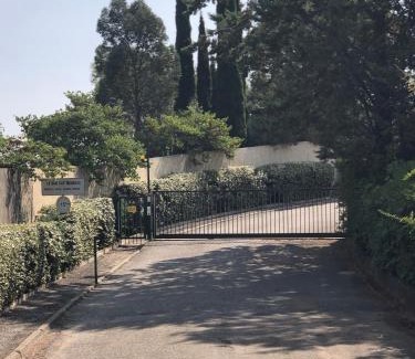 Mandelieu-La-Napoule Apartamento | Appt T2 refait à neuf - vue mer dans résidence avec piscine