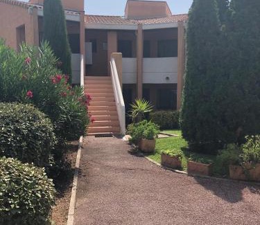 Mandelieu-La-Napoule Apartamento | Appt T2 refait à neuf - vue mer dans résidence avec piscine