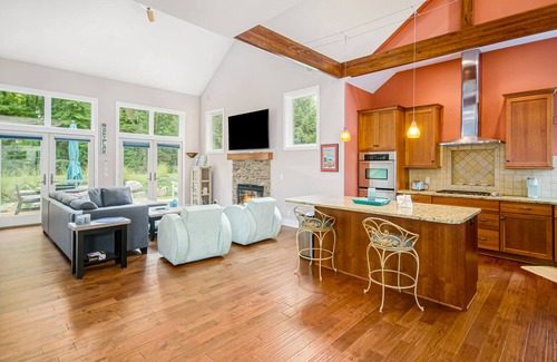 Glenn Haven Shores Casa | Appy Place with beautiful yard, apple trees, & firepit - walk to private beach