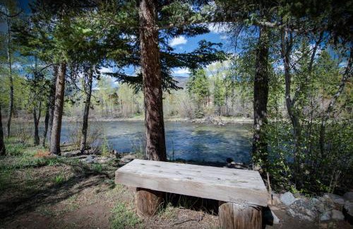 Silverthorne Casa | Après Shores Condo: Upscale Riverfront Retreat