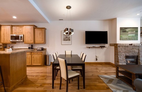 Old Town Condominio | ¡Aprés en Yampa, ADA, Pet Friendly, Modern Downtown Property!