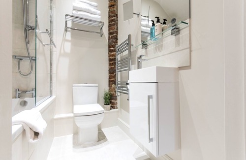 Weybridge Casa | April House Weybridge - Boutique Guesthouse