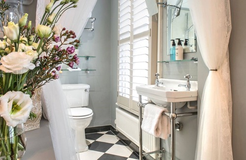 Weybridge Casa | April House Weybridge - Boutique Guesthouse