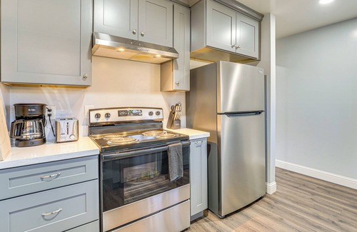 North Fremont Street Apartamento | Apt 1 Mi to Monterey State Beach! Bring Your Pets