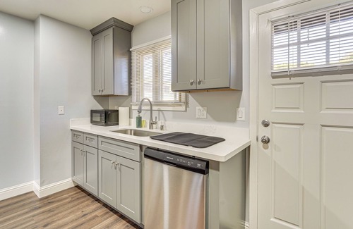 North Fremont Street Apartamento | Apt 1 Mi to Monterey State Beach! Bring Your Pets