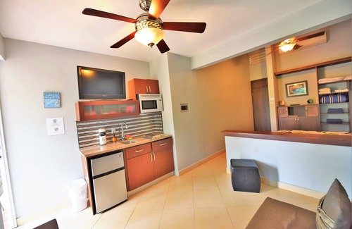 Aguadilla Apartamento | Apt. #2 - sleeps 4 Pool, Jacuzzi, pool table…, less than 5 min. from PR # 2