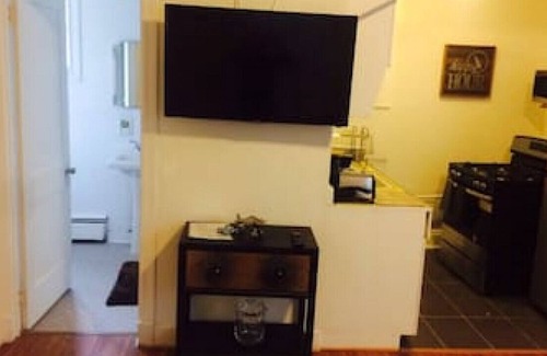 CUF Apartamento | Apt #4 · Clean and Historical one bedroom apt in OTR/UC