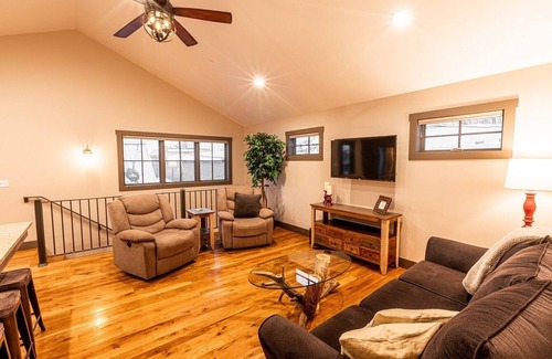 Gunnison Apartamento | Apt. 7703' - In-town livin', few blocks from downtown shops & restaurants