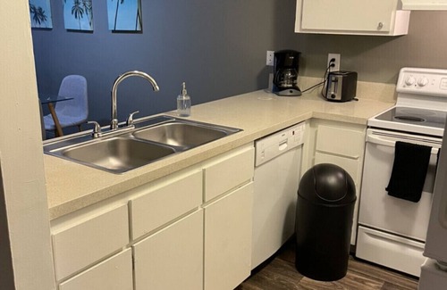 Historic Tennis Club Apartamento | Apt D - furnished 2bed/2bath a block from Downtown PS with pool and fenced patio