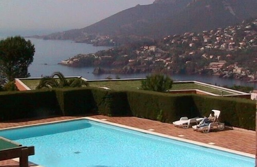 Theoule-Superieur Apartamento | Apt F2 Magnífica zona ajardinada cerrada con vistas al mar y Estérel, gran piscina, ping po