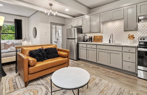 Fayetteville Apartamento | Apt on Town Square - Ultimate DT Fay Location!