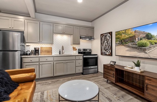 Fayetteville Apartamento | Apt on Town Square - Ultimate DT Fay Location!